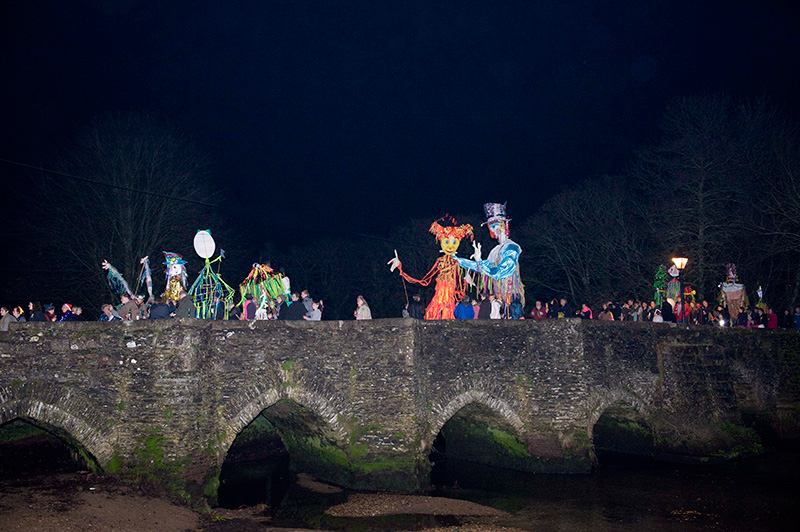 Lostwithiel Giants on Bridge